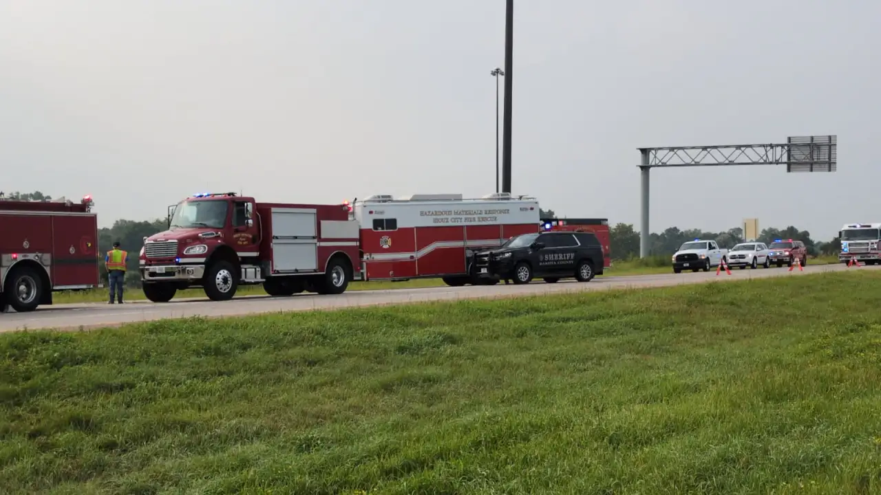Intercambio de la autopista 77 e I-129 cerrado debido a un accidente con materiales peligrosos
