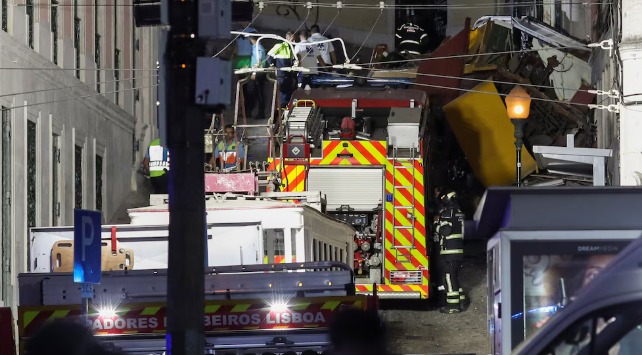 Al menos 15 muertos y 20 heridos tras el descarrilamiento de un tranvía funicular en Lisboa