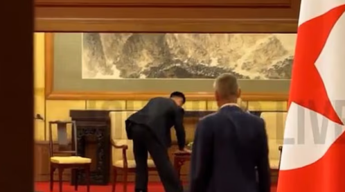 La extraña limpieza de los asistentes de Kim Jong-un tras la reunión con Vladimir Putin en China