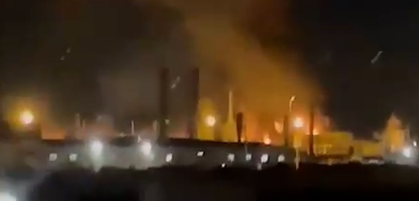 Nuevo golpe de Ucrania a la infraestructura energética de Rusia: destruyó una refinería y paralizó un oleoducto estratégico