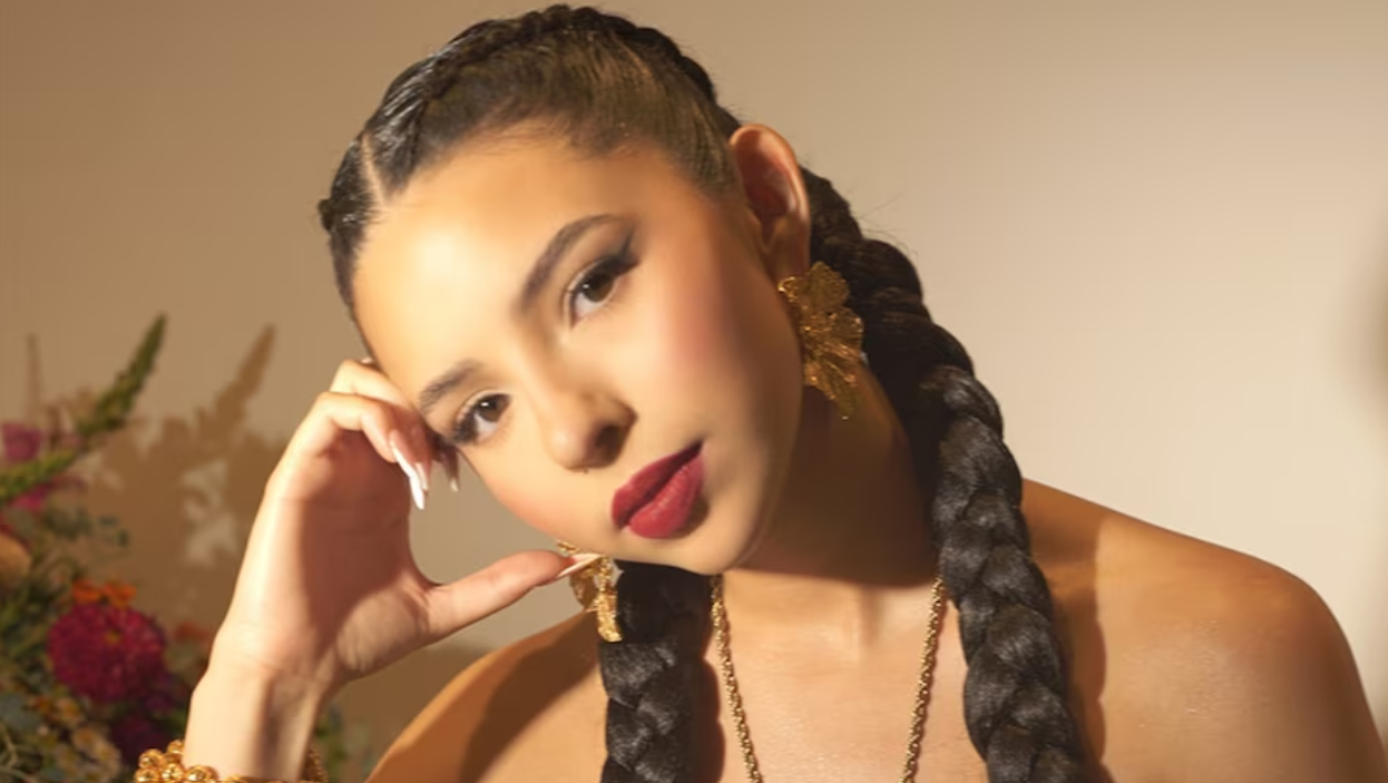 Ángela Aguilar enciende las redes con renovado look que alienta rumores sobre una supuesta cirugía facial