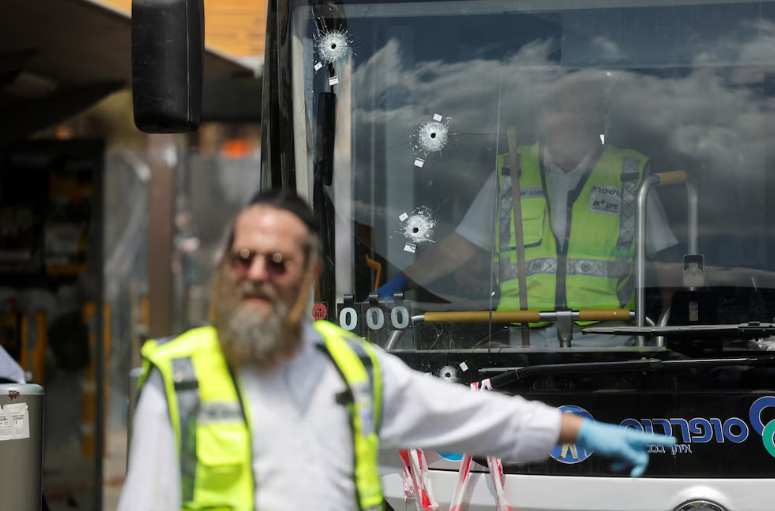 Emboscada, disparos, caos y huida: cómo fue el ataque terrorista que dejó al menos seis muertos en Jerusalén