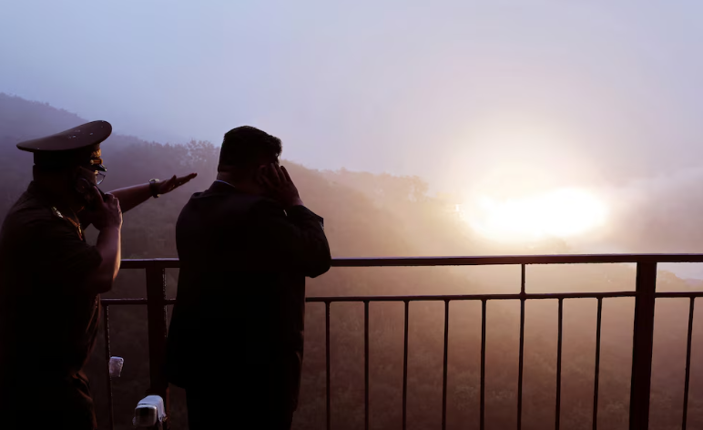 Otra amenaza de Kim Jong-un: supervisó la prueba de un nuevo motor de cohete para misiles balísticos intercontinentales