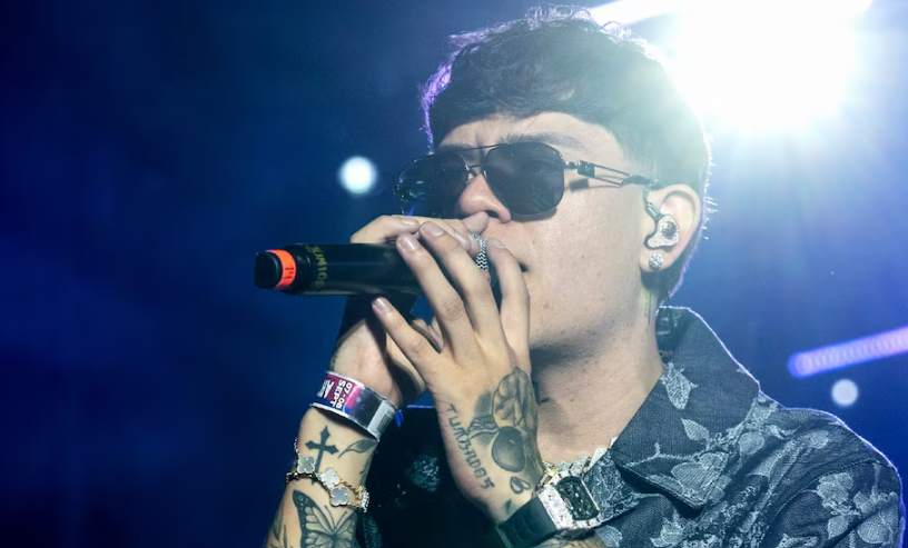 Amenazan al cantante Junior H con narcomantas firmadas por el CJNG en Tijuana