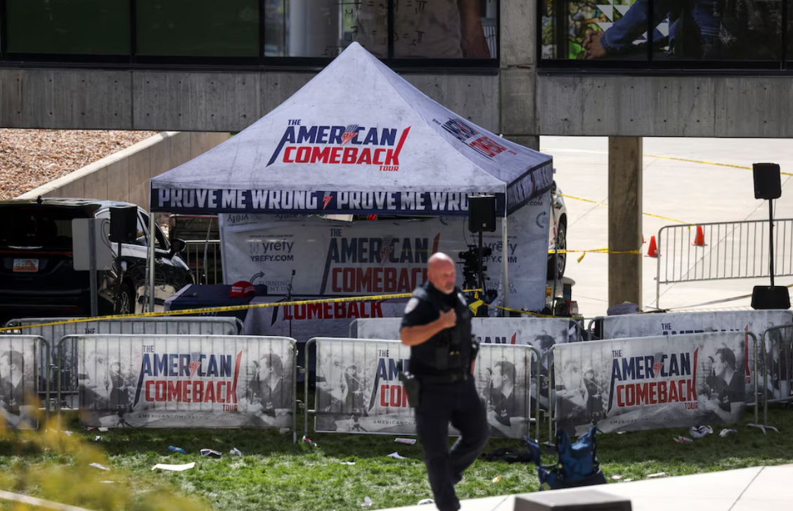 Charlie Kirk respondía pregunta sobre tiradores transgénero en Estados Unidos segundos antes de recibir un disparo