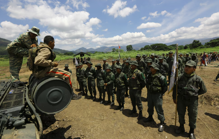El régimen de Maduro inició ejercicios militares en una isla del norte de Venezuela como respuesta al despliegue de Estados Unidos en el Caribe