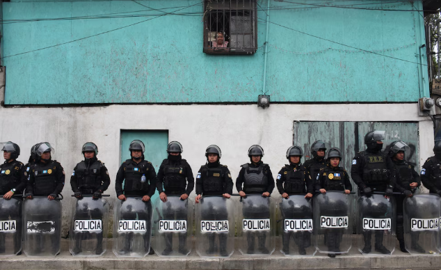 Operativo masivo en Ciudad de Guatemala tras el asesinato de agente de la PNC: quince detenidos y amplio decomiso de armas en El Gallito