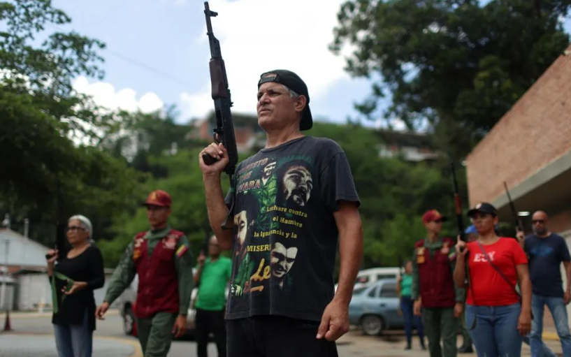 Venezuela arma a civiles ante las amenazas de EU