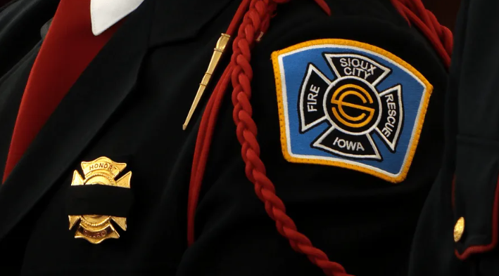 El Cuerpo de Bomberos de Sioux City rinde homenaje a los bomberos caídos