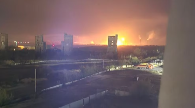 Drones ucranianos golpearon una refinería clave de Rusia en respuesta a los ataques de Moscú contra su red eléctrica