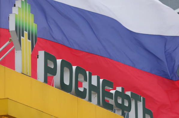 El petróleo se dispara hasta un 5% tras las sanciones de Trump a los gigantes petroleros rusos