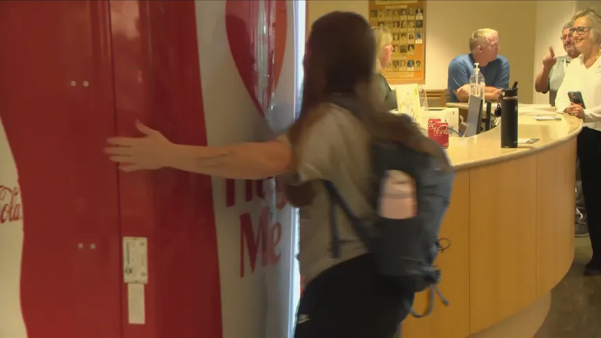 La máquina de Coca-Cola “Hug Me” llega a Siouxland