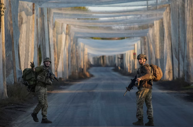 Evacuaciones desesperadas en Ucrania por los avances rusos: entre redes antidrones, los civiles huyen o quedan a merced de Putin
