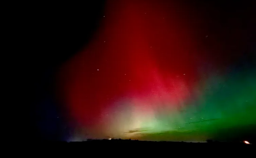 La aurora boreal envía deslumbrantes colores a través de los cielos de Siouxland