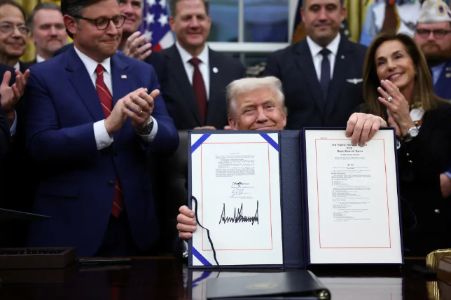 Donald Trump firma ley que acaba con el cierre de gobierno más largo en la historia de EU