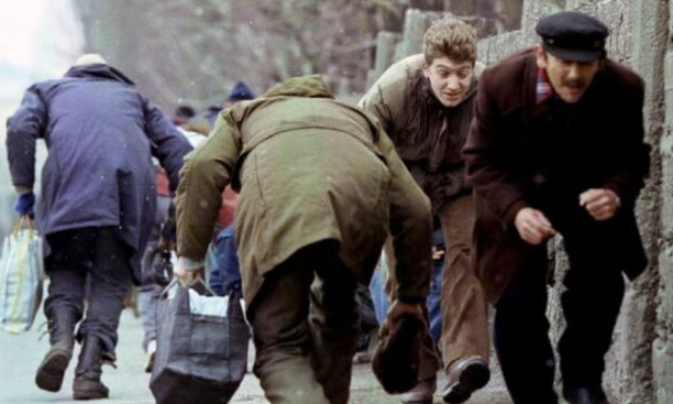 “Safaris humanos” en Sarajevo: quiénes y cómo revelaron la macabra trama de los francotiradores que pagaban por asesinar