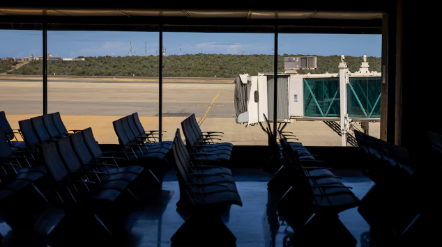 Los 7 días de la crisis aérea en Venezuela en medio del despliegue militar de Estados Unidos en el Caribe