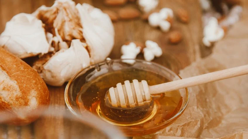 ¿Qué beneficios tengo de consumir miel con ajo? Esto es lo que sabemos