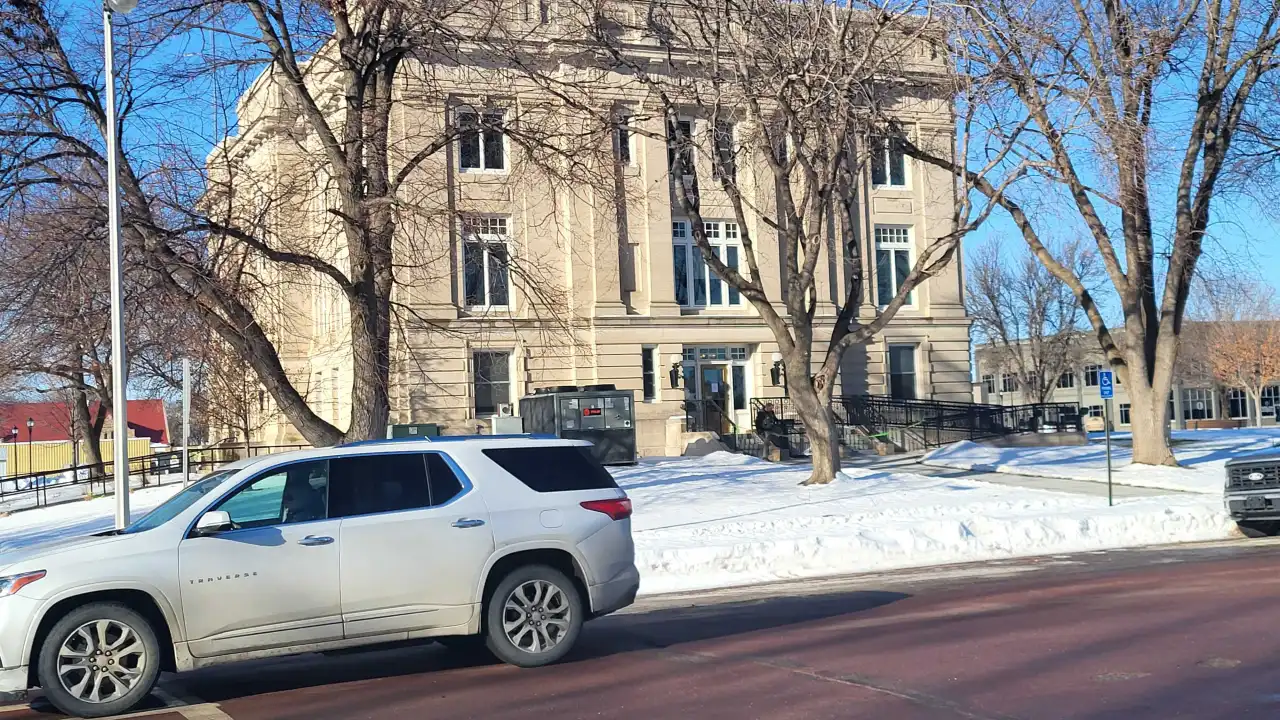 Sospechosos de allanamiento al juzgado del condado de Lyon esperan extradición