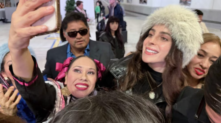 Fátima Bosch llega a Nueva York como Miss Universo y es recibida con mariachis, bailes típicos pero pocos fans