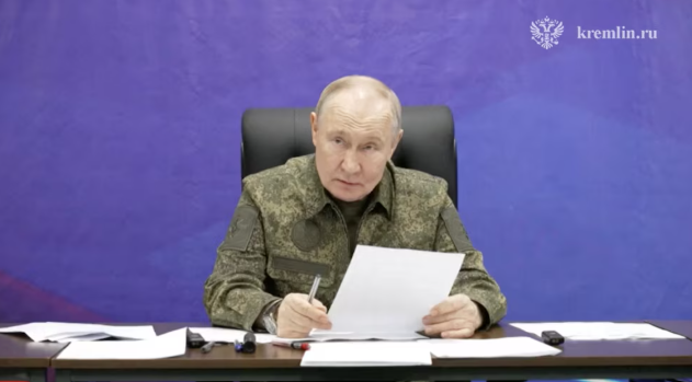 A horas de la reunión con Witkoff, Putin se mostró con uniforme militar y anunció la toma de una ciudad clave en Ucrania