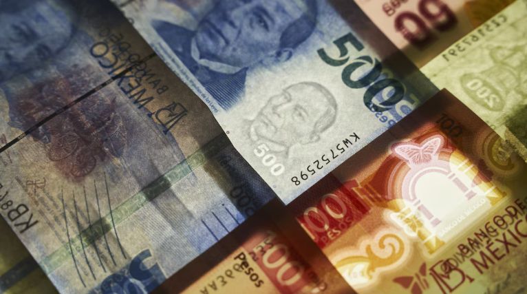 Peso gana terreno frente al dólar y roza las 17 unidades