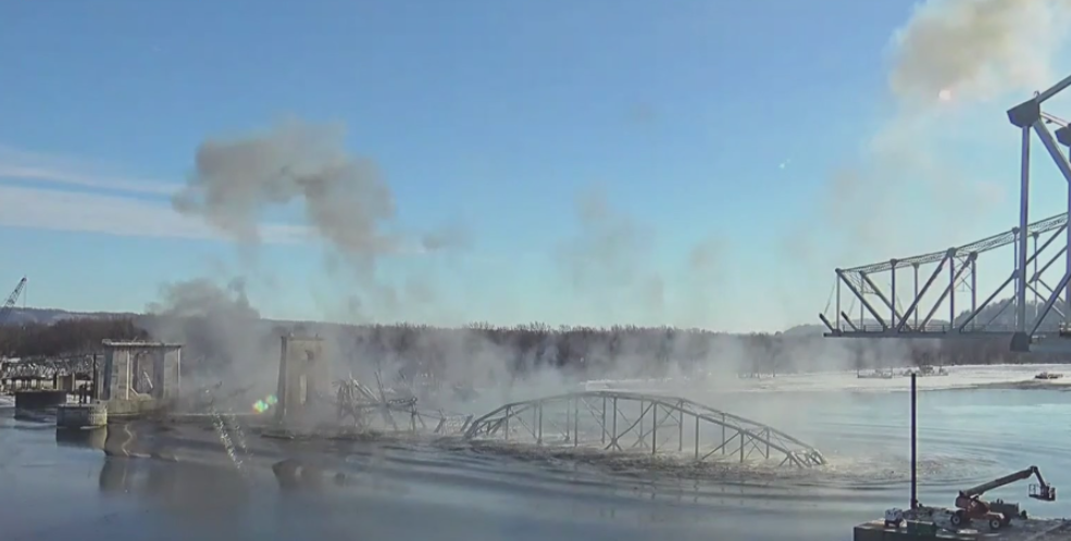 El puente Black Hawk fue demolido