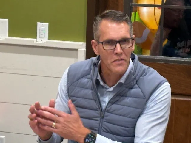 La representante Feenstra responde a las críticas por la ausencia de foros de candidatos republicanos