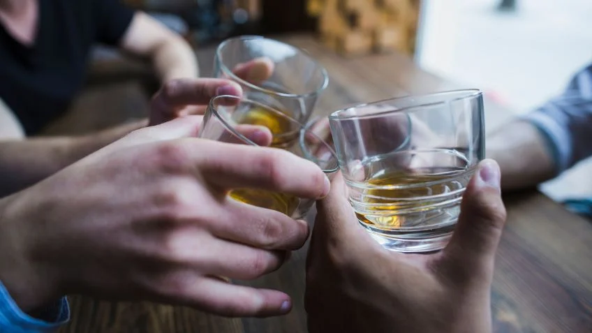 Dejar el alcohol después de los 65 es lo mejor para la salud, según neurólogo y neuropsiquiatra