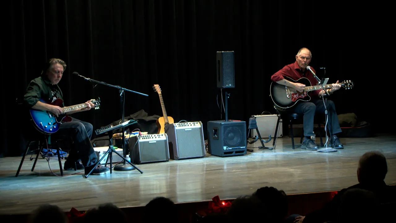 Dúo de padre e hijo difunde alegría navideña a la multitud de Siouxland