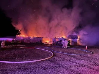 Una pila de leña quemada pudo haber provocado un incendio en un granero en las afueras de Sheldon, informan las autoridades