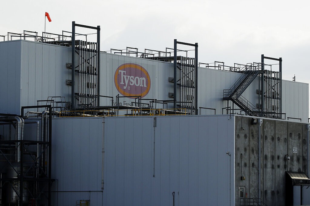 Casi 300 empleados retenidos tras el cierre de la planta NE Tyson Foods