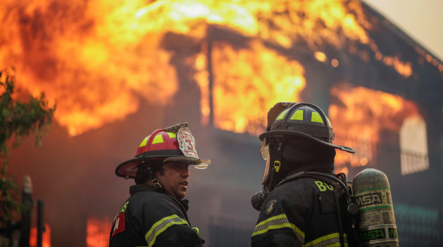 Devastadores incendios en el sur de Chile: al menos 16 muertos y más de 50.000 evacuados