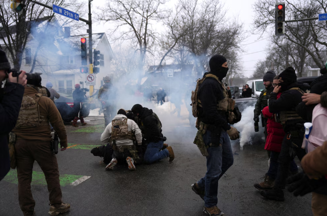 El enviado de Donald Trump aseguró que el despliegue federal en Minneapolis seguirá hasta que disminuya la violencia