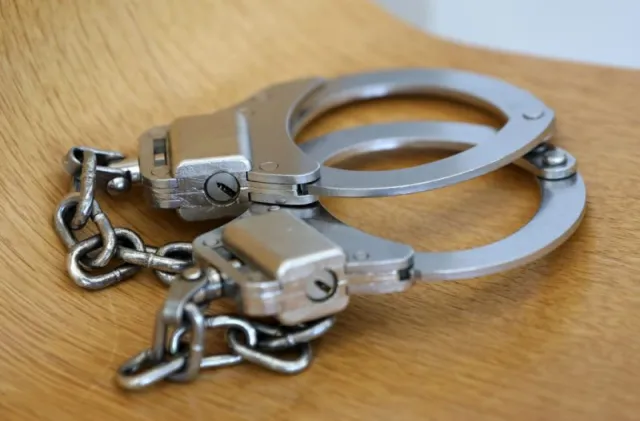 Acusan a hombre Cherokee de hacerse pasar por inspector de salud y amenazar a un restaurante