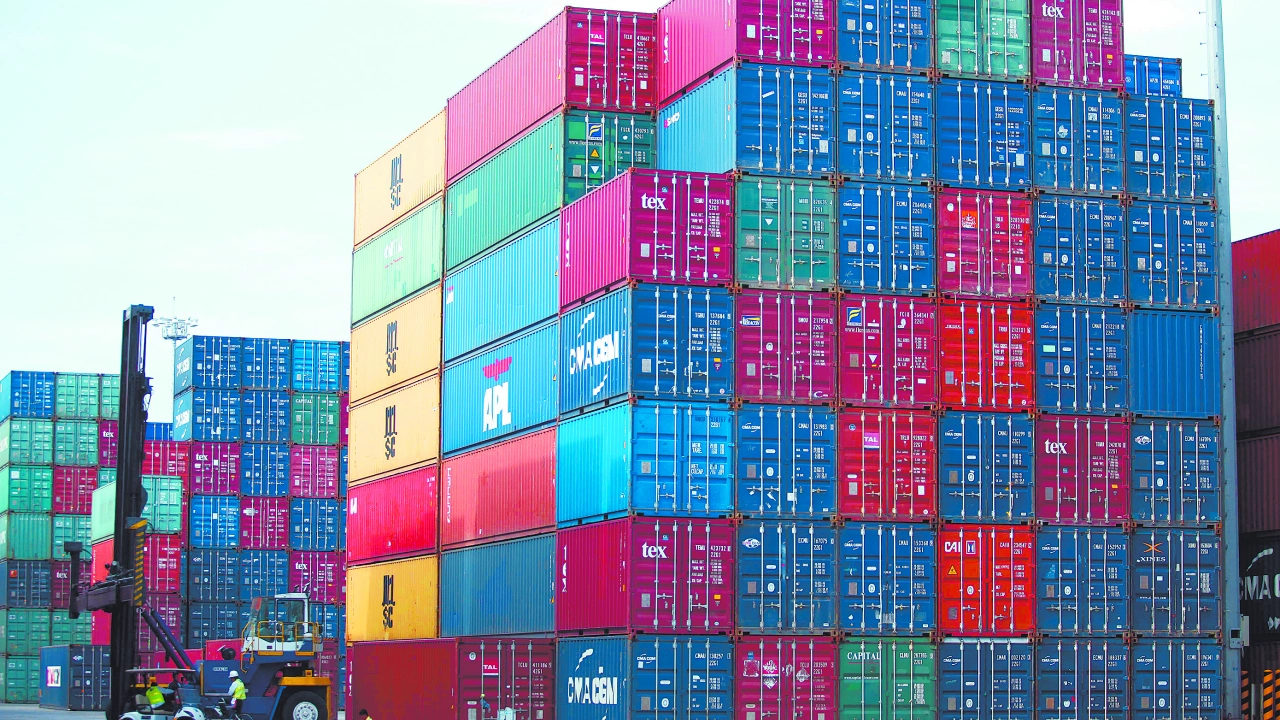 Estadounidenses pagan casi todos los aranceles de Trump: informe