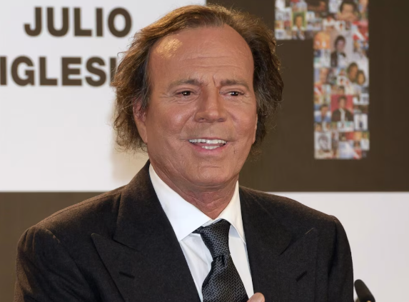 Julio Iglesias bajo la lupa del Ministerio de Exteriores: se abre una inspección tras la polémica