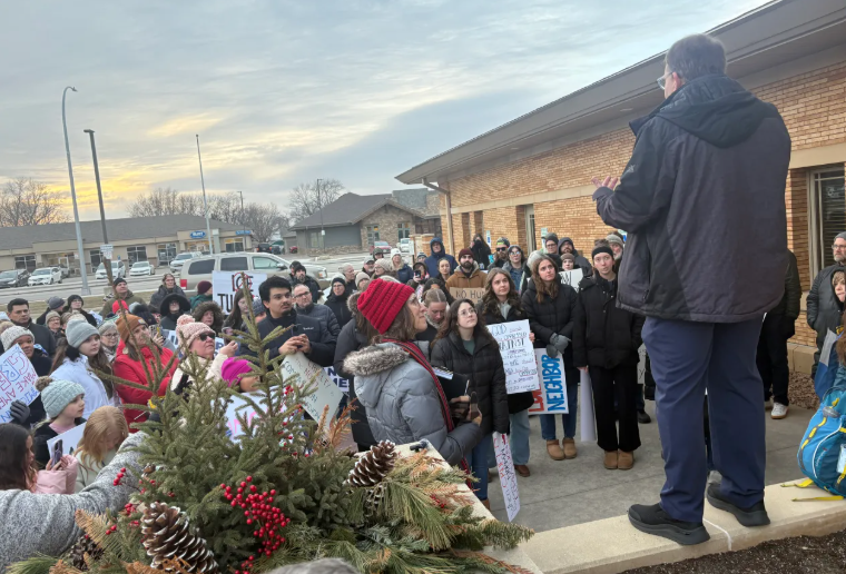 Manifestación pacífica contra ICE en Sioux Center