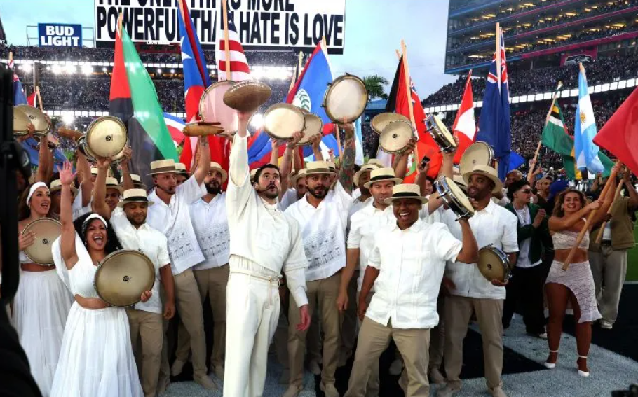 Bad Bunny honra a la cultura latinoamericana en el Super Bowl