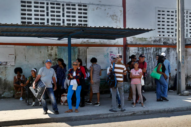 Crisis en Cuba: el transporte público llegó a horas críticas tras el racionamiento del combustible