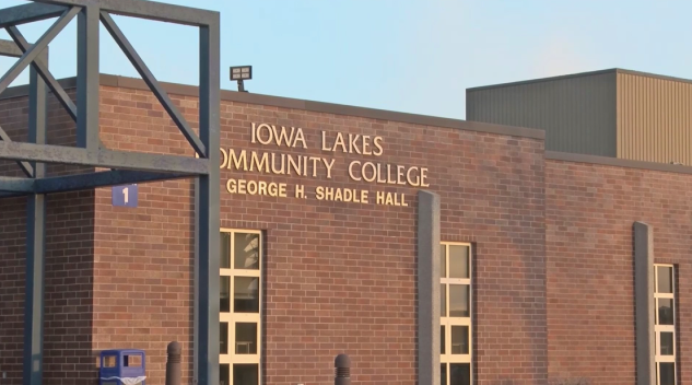 Dos personas siguen hospitalizadas tras accidente de autobús del equipo de béisbol de ILCC