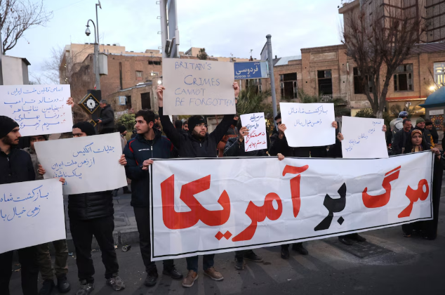 Miles de estudiantes iraníes vuelven a desafiar al régimen con nuevas protestas al grito de “muerte a Khamenei” y “libertad”