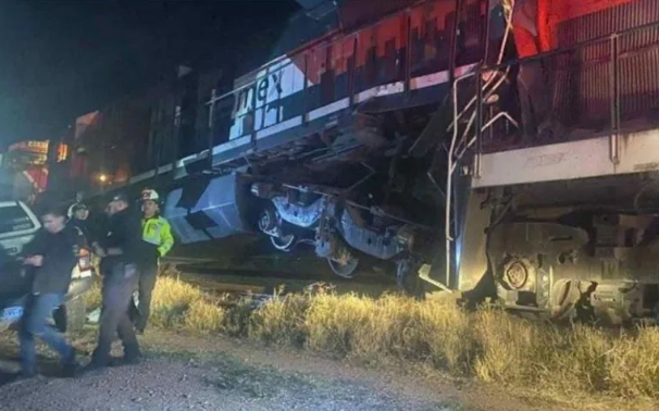 Dos trenes de carga chocan en Sonora