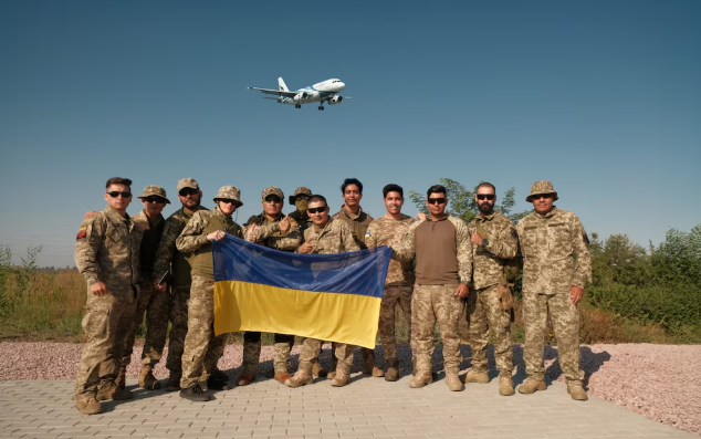 Ucrania sigue buscando soldados fuera de sus fronteras: baja el salario en el frente 235 euros al mes, pero ahora paga el viaje para alistarse desde Colombia y Brasil