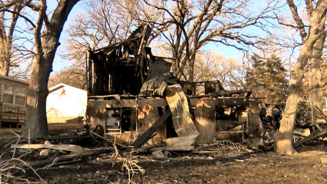 ‘Vecinos ayudando a vecinos’ ayuda a salvar la vida de una mujer de Spirit Lake en un incendio en su casa.