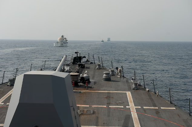El ejército de Irán dijo que atacó un buque estadounidense cerca del puerto de Omán