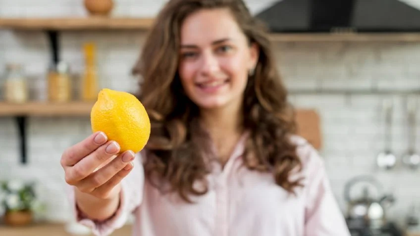 El truco de congelar el limón entero para rallarlo y aprovechar todos sus nutrientes