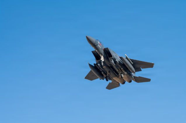 Estados Unidos busca a los dos pilotos de un avión militar que se estrelló en Irán