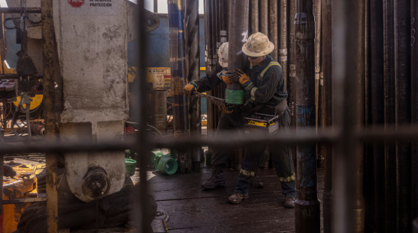 Petróleo supera los 100 dólares ante tensiones entre EU e Irán