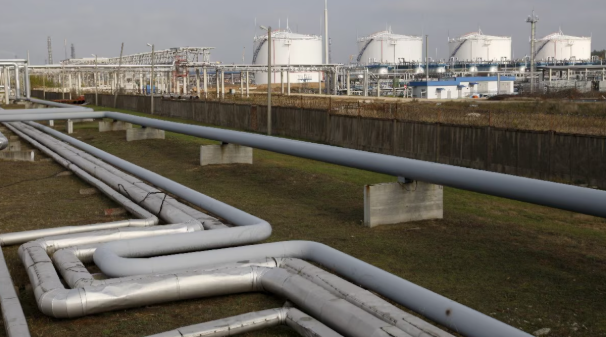 Petróleo ‘se desparrama’ tras reapertura total del Estrecho de Ormuz: ¿En cuánto se venden los barriles?